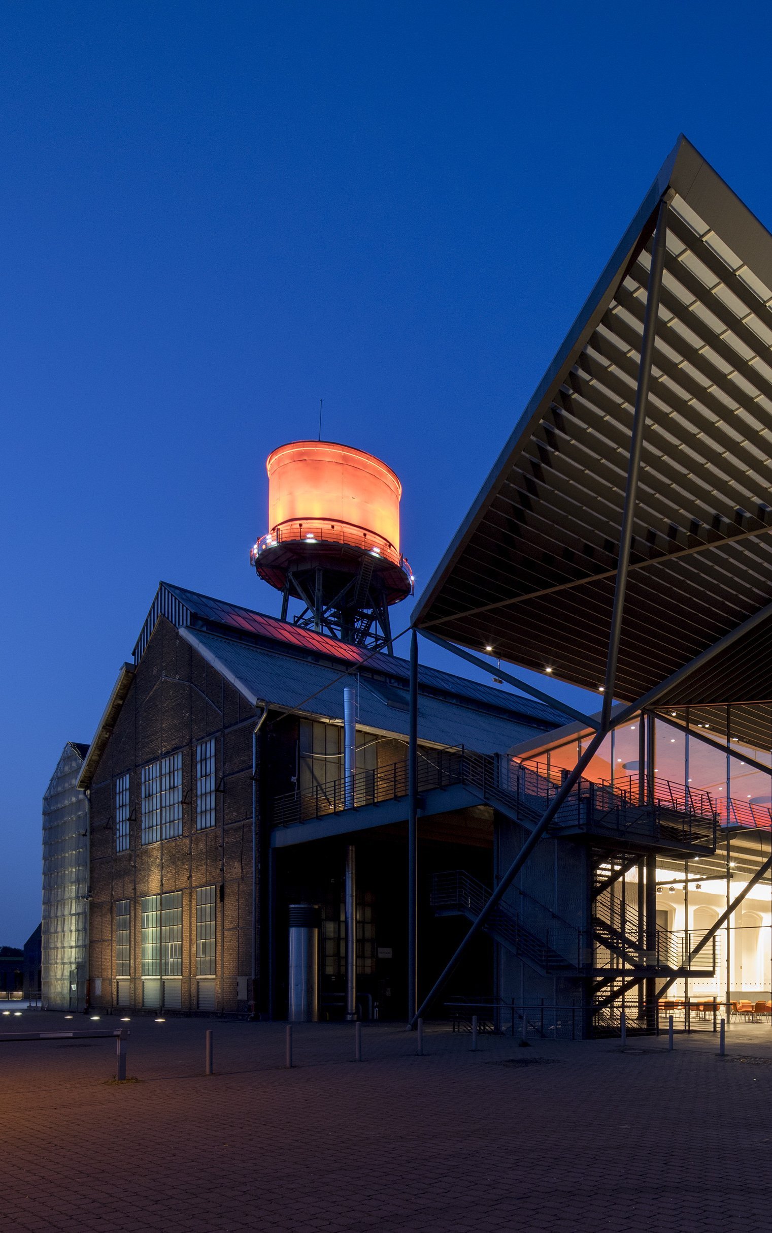 Außenansicht der Jahrhunderthalle Bochum bei Nacht